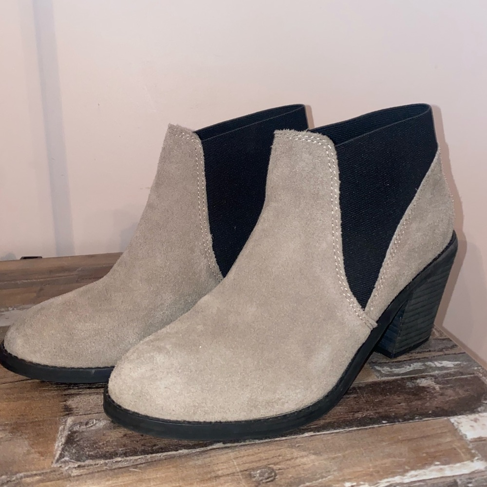 BARELY WORN URBAN OUTFITTERS SUEDE BOOTIES